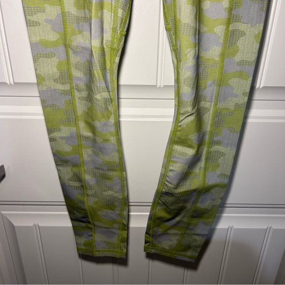 NWT Fabletics Grey Pin Dot Camo Motion365 High-Waisted 7/8 Leggings Size XS - Picture 3 of 11